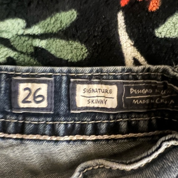 Miss Me. Great Condition. Size 26.Skinny. - Picture 3 of 4